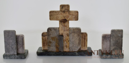 Marmurowy krzyż z przystawkami z lat 1900.
