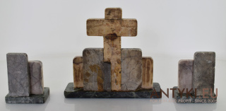 Marmurowy krzyż z przystawkami z lat 1900.