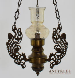 Rustykalna lampa sufitowa z mosiądzu z kloszem. Oświetlenie vintage.