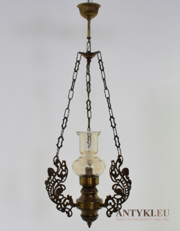 Rustykalna lampa sufitowa z mosiądzu z kloszem. Oświetlenie vintage.