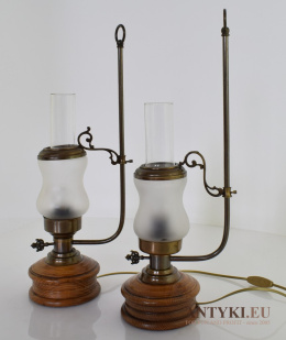 Starodawne lampy rustykalne stylizowane na naftowe.