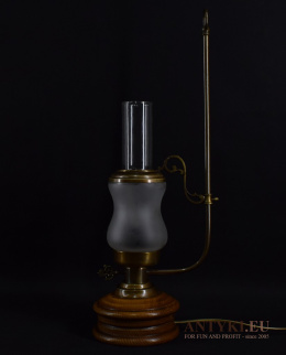 Starodawne lampy rustykalne stylizowane na naftowe.