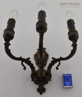 Trójramienny kinkiet vintage z brązu. Lampy antyki z dawnych lat.