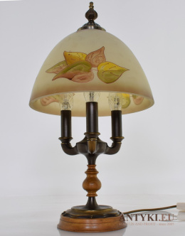 Vintage lampa stołowa z dawnych lat. Antyczne oświetlenie.