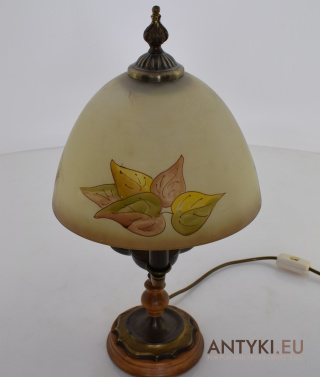 Vintage lampa stołowa z dawnych lat. Antyczne oświetlenie.