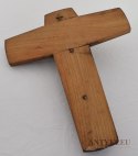 stary drewniany krzyż z jezusem