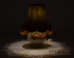 Retro lampa stołowa z babcinych czasów. Oświetlenie stylowe.