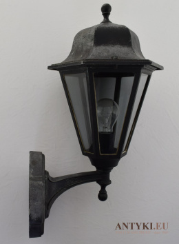 stara lampa zewnętrzna