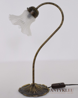 Wysoka rustykalna klasyczna lampka mosiężna na stolik. Lampy retro.