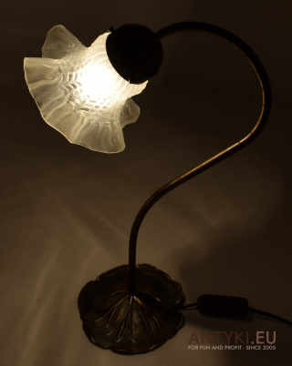 Wysoka rustykalna klasyczna lampka mosiężna na stolik. Lampy retro.