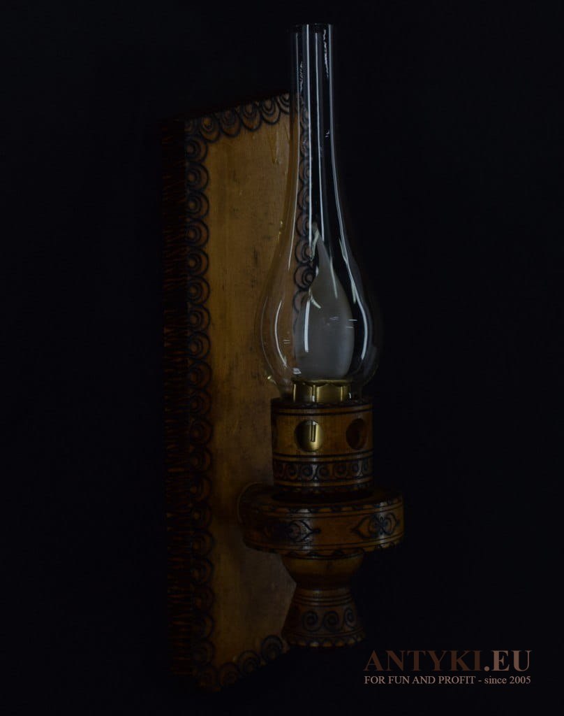 Górlaski kinkiet w formie lampy naftowej. Rękodzieło z Austrii. Oświetlenie góralskie.