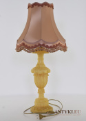 żółta alabastrowa lampa z abażurem