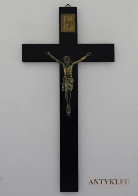 czarny krzyż z jezusem chrystusem