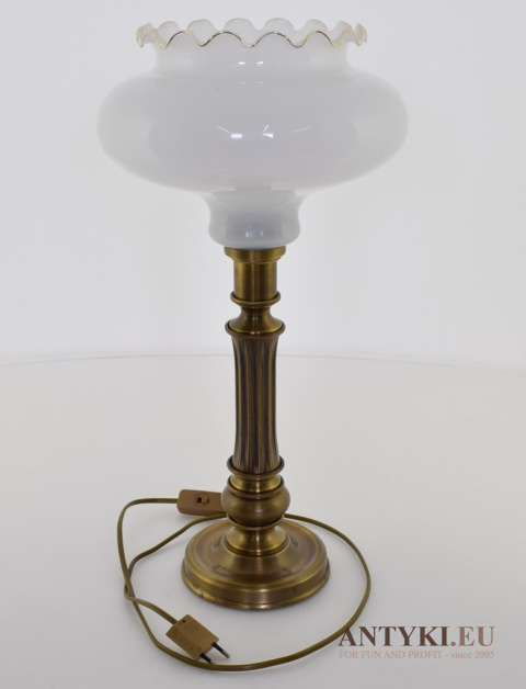 mosiężna lampa stołowa