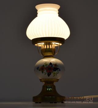 Mała stołowa lampka w stylu retro. Oświtelnie do wiejskiech, góralskiej chaty.