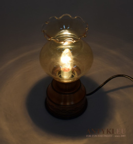 Stara miedziana lampa z miodowym kloszem na stolik - oświetlenie retro.