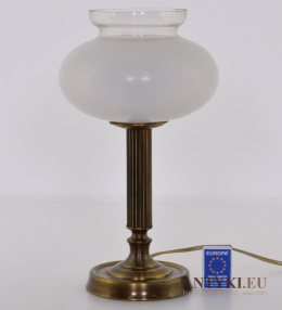 Stara mosiężna lampa stołowa stylowa - oświetlenie retro vintage.