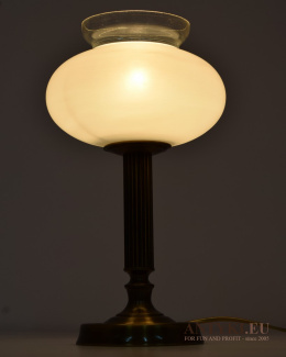 Stara mosiężna lampa stołowa stylowa - oświetlenie retro vintage.