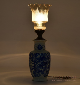 Stara rustykalna lampa na stolik do nostalgicznej aranżacji