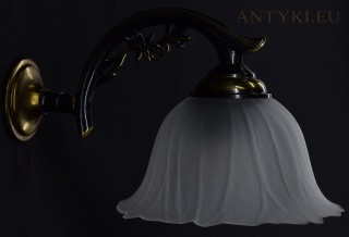 Stare kinkiety vintage retro z kloszami. Lampy stylowe z dawnych lat.