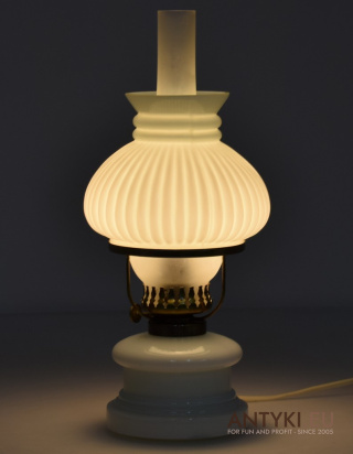 Mleczna szklana lampka stołowa MEOS - oświetlenie z dawnych lat