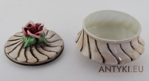Elegancki Francuski Pojemnik Ceramiczny z Dekoracyjną Różą