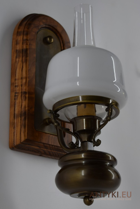 Vintage lampa ścienna z białym kloszem