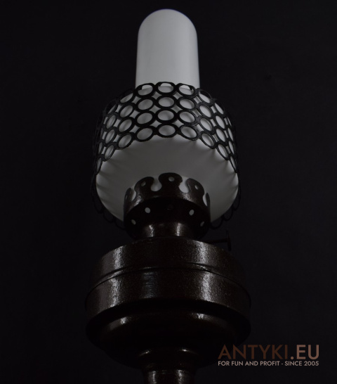 Antyczna lampa z metalową obudową