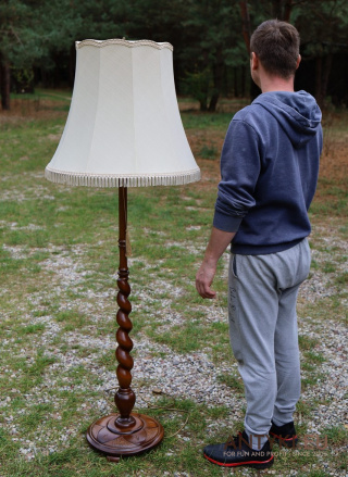 Elegancka lampa podłogowa z litego drewna orzechowego – unikalny design z połowy XX wieku