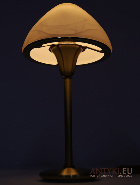 elegancka lampa biurkowa retro