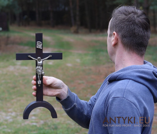 Antyczny Krucyfiks Drewniany z Metalową Figurą Chrystusa – Styl Religijny, Dekoracyjny