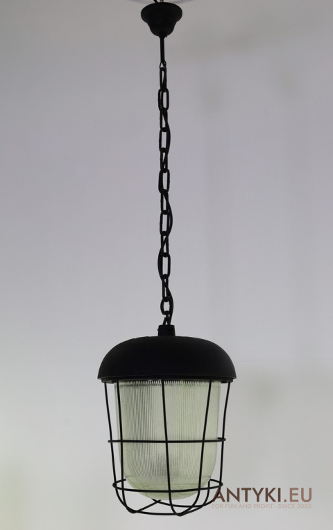 Lampa loftowa w stylu industrialnym