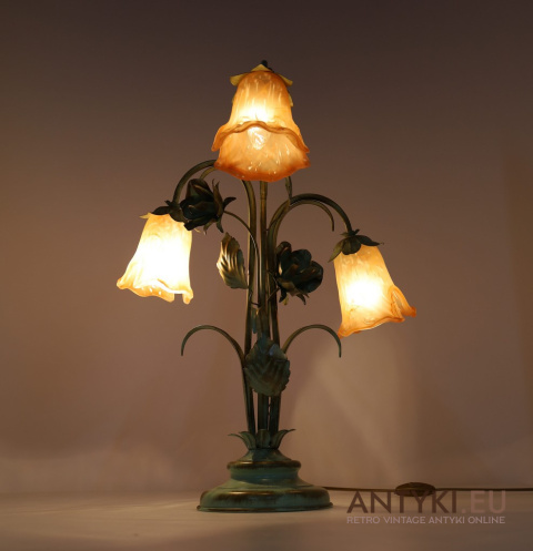 lampa vintage z kloszami w kształcie róży