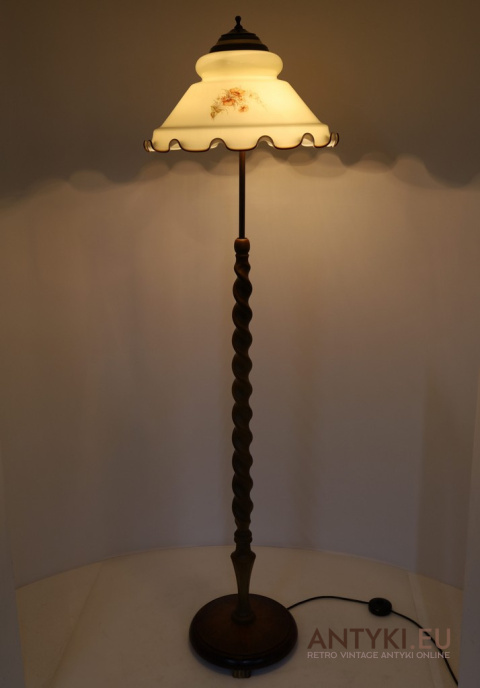 elegancka lampa podłogowa