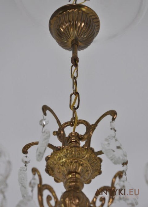 Kryształowy żyrandol, lampa z kryształami