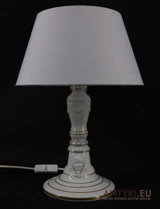 Ekskluzywna stołowa porcelanowa lampa z białym abażurem w stylu klasycznym – elegancja i ponadczasowy design