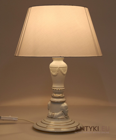 biała porcelanowa lampa stołowa klasyczna