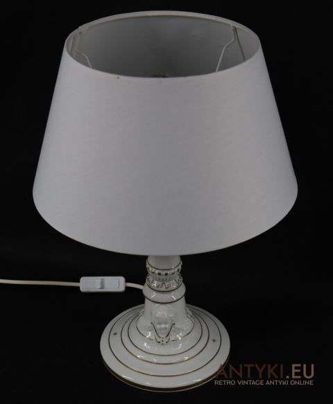 biała porcelanowa lampa stołowa vintage