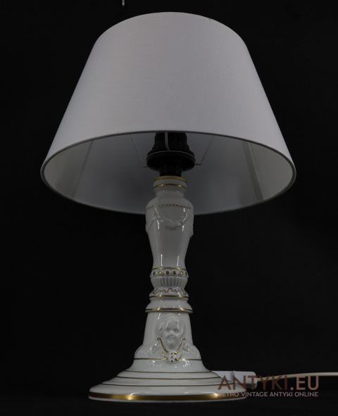 biała elegancka porcelanowa lampa stołowa