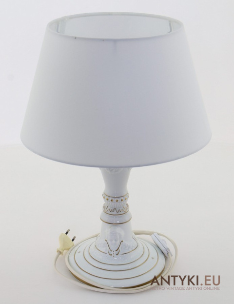 biała stylowa porcelanowa lampa stołowa