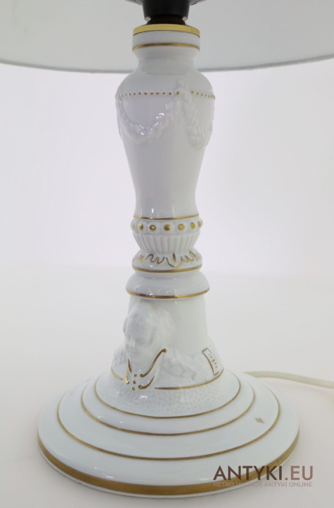 biała porcelanowa lampa stołowa ręcznie zdobiona