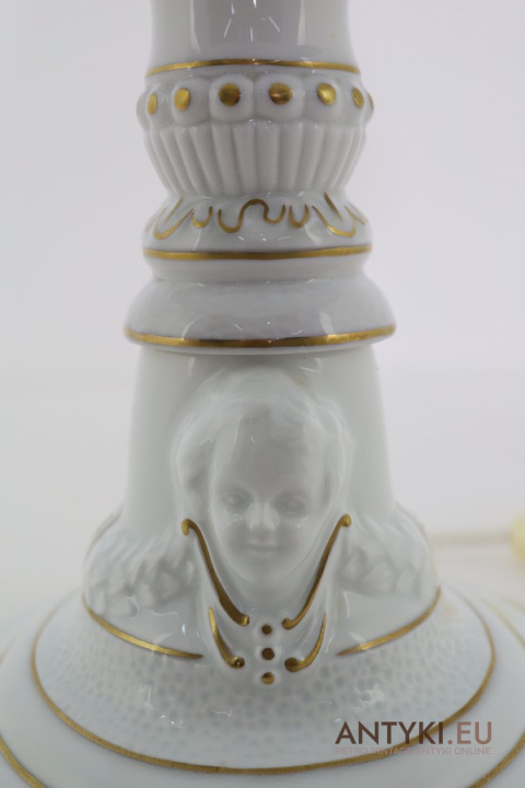 biała dekoracyjna porcelanowa lampa stołowa