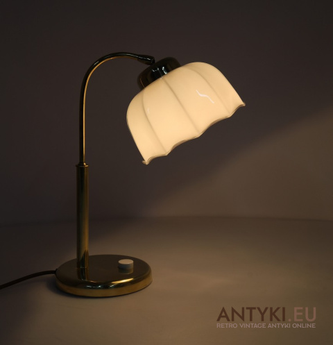 mosiężna lampa z kloszem na stolik