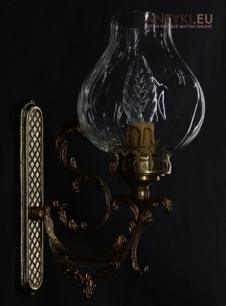 Antyczny kinkiet w stylu klasycznym z szklanym kloszem – unikalne oświetlenie ścienne z epoki