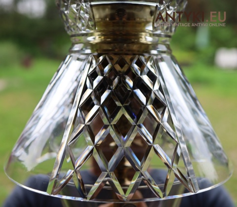 szlifowany kryształ w lampie stołowej