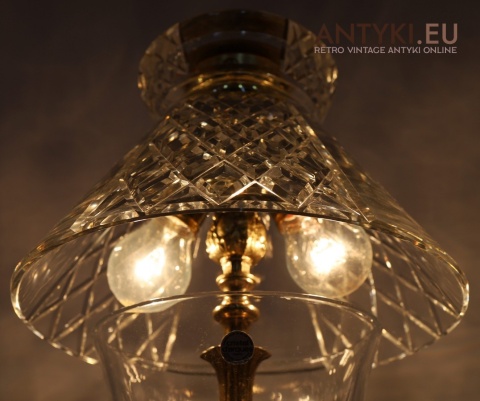 stylowa kryształowa lampa stołowa w klimacie vintage