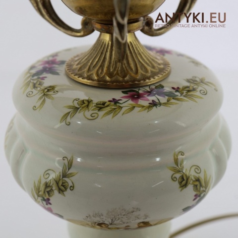 romantyczna lampa stołowa z dawnych lat
