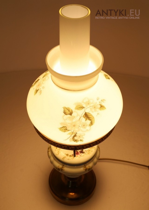 retro zdobiona porcelanowa lampa stołowa