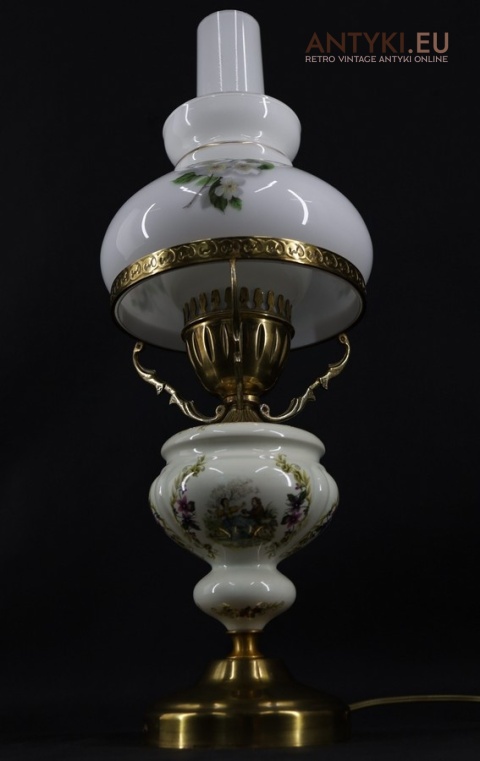 zdobiona porcelanowa lampa stołowa