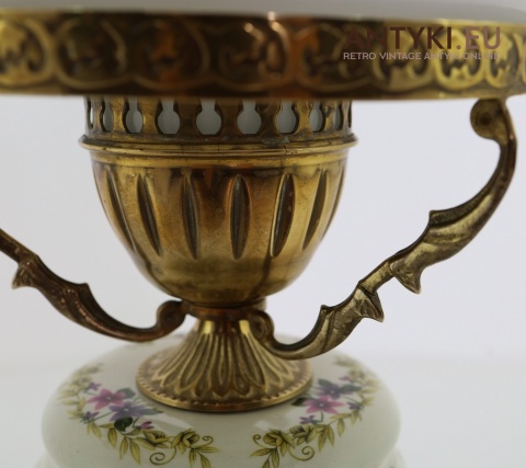 romantyczny wzór na lampie stołowej